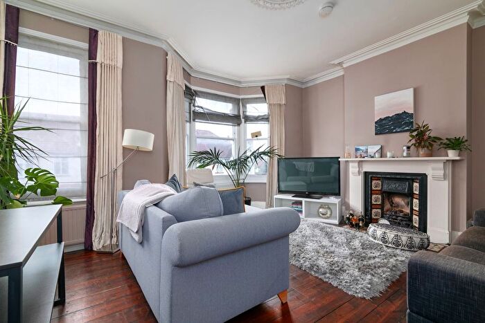3 Bedroom Flat To Rent In Maplestead Road, Brixton, SW2