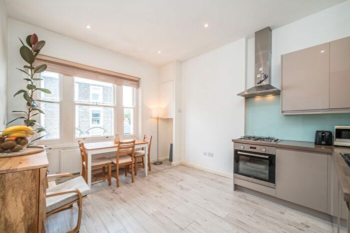 2 Bedroom Flat To Rent In Campden Hill Gardens, Kensington, W8