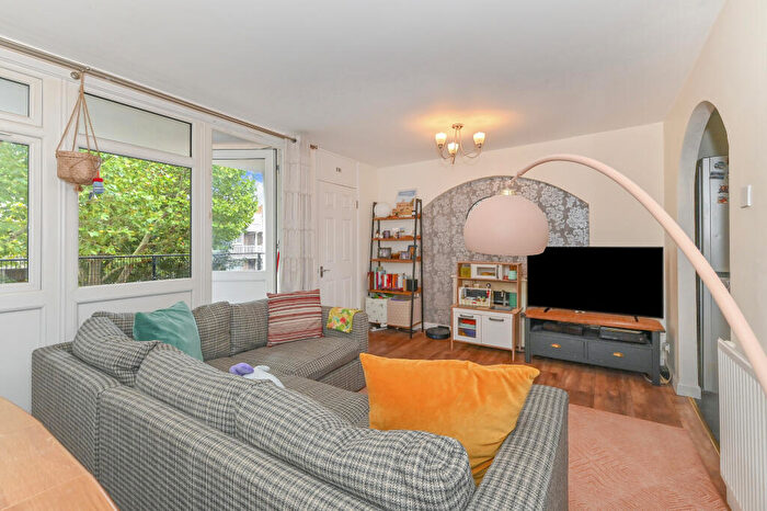 3 Bedroom Maisonette For Sale In Gough Walk, Poplar, E14