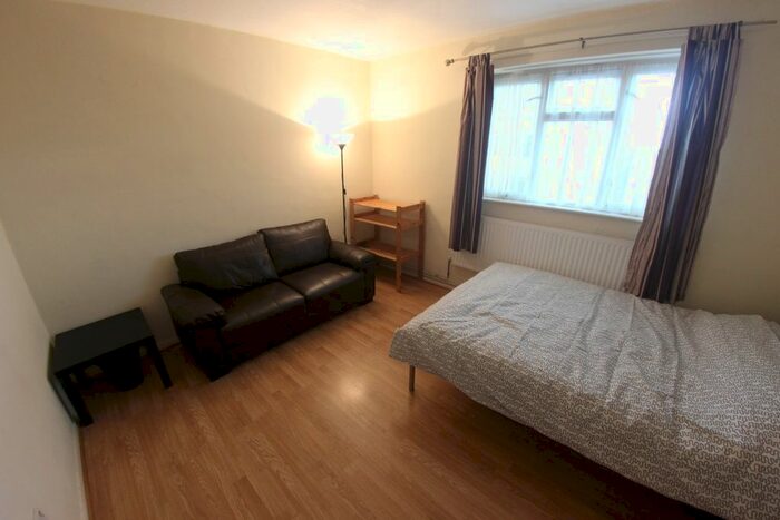 3 Bedroom Semi Detached House To Rent In Major Road, London, E15