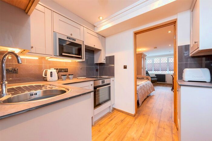 1 Bedroom Flat To Rent In Blackwater Rise, Calcot, Reading, Berkshire, RG31