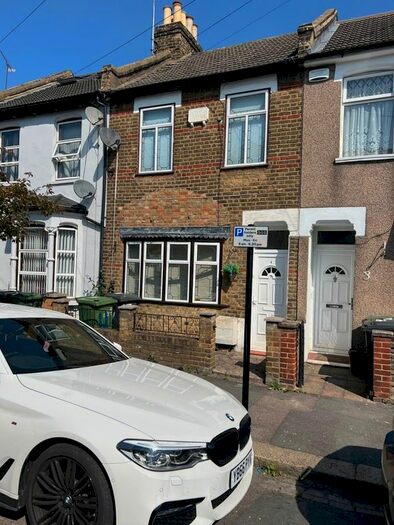 Terraced House To Rent In Thornton Road, London, E11