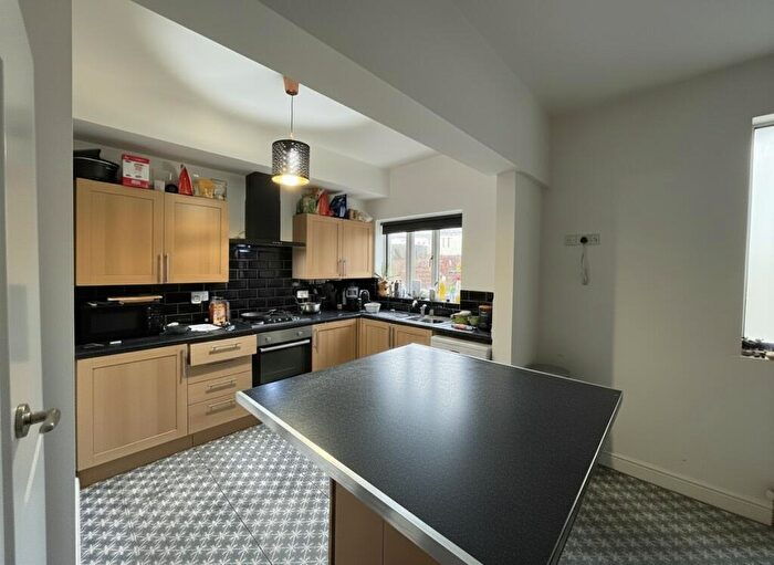 4 Bedroom House To Rent In Beeston Road, Dunkirk, East Midlands, NG7