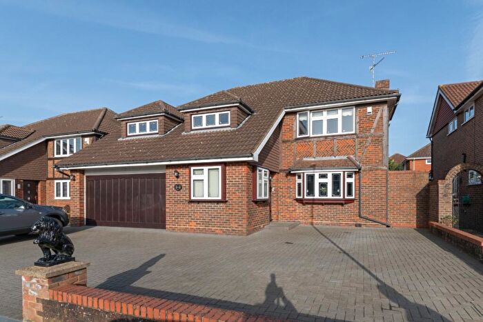 4 Bedroom Detached House For Sale In Clinton Avenue, Luton, Bedfordshire, LU2