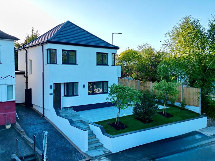 4 Bedroom Detached House For Sale In Highview Avenue, Edgware, HA8
