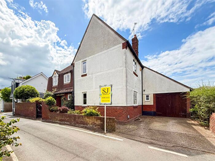 4 Bedroom Detached House For Sale In Ship Road, Burnham-On-Crouch, CM0