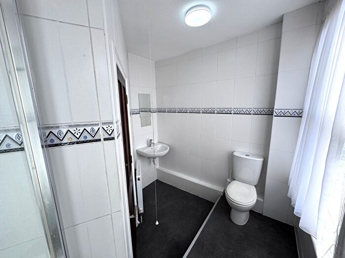 3 Bedroom Flat To Rent In Rostrevor Road, London, SW6
