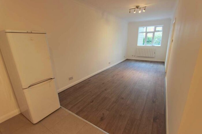 1 Bedroom Flat To Rent In High Road, London, N20