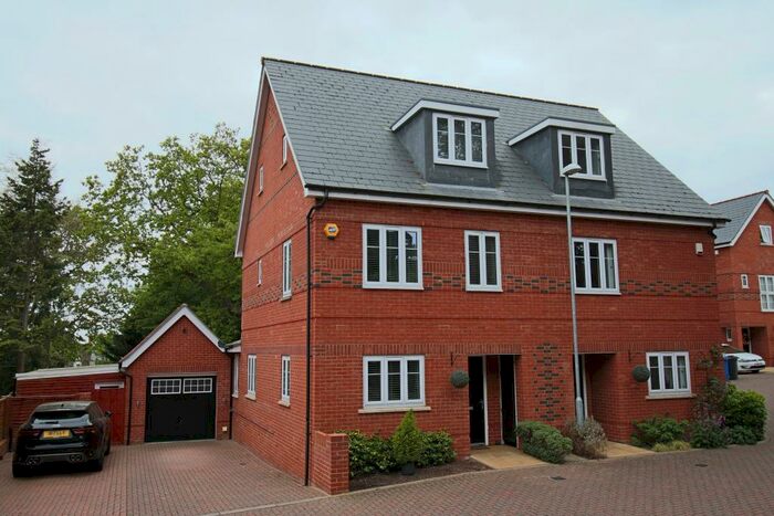 4 Bedroom Semi-Detached House To Rent In Boyn Hill Avenue Maidenhead Berkshire, SL6
