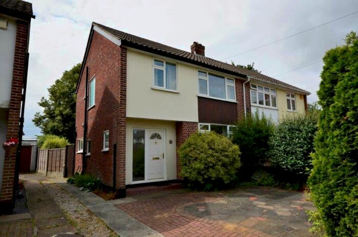 3 Bedroom Semi-Detached House To Rent In Fairview, Billericay CM12