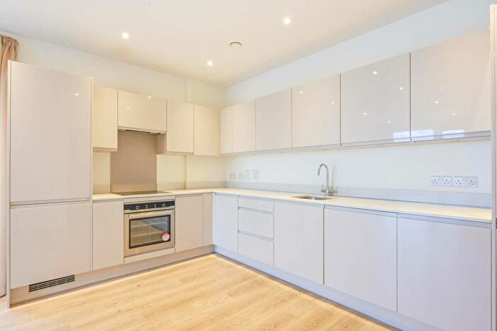 2 Bedroom Flat To Rent In Deauville Close, , Canary Wharf, London, E14