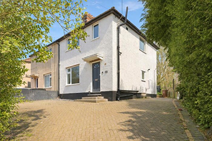 3 Bedroom Semi-Detached House For Sale In Dellfield, St. Albans, Hertfordshire, AL1
