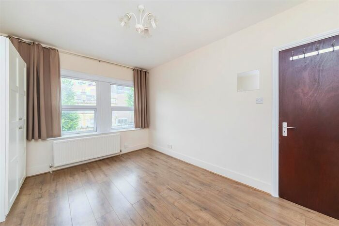 2 Bedroom Flat To Rent In The Avenue, Ealing, W13