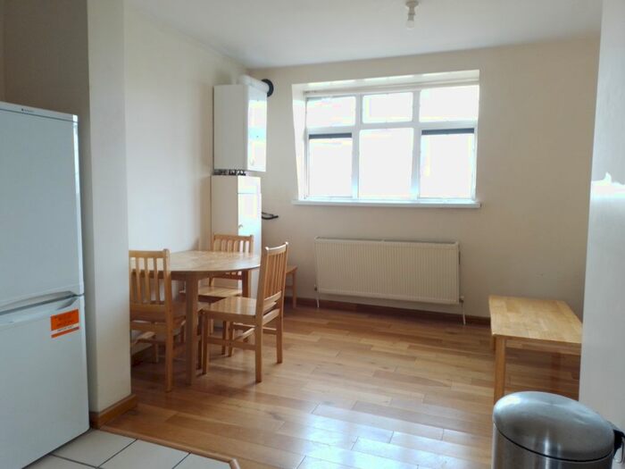 2 Bedroom Flat To Rent In Camberwell Road, London, SE5