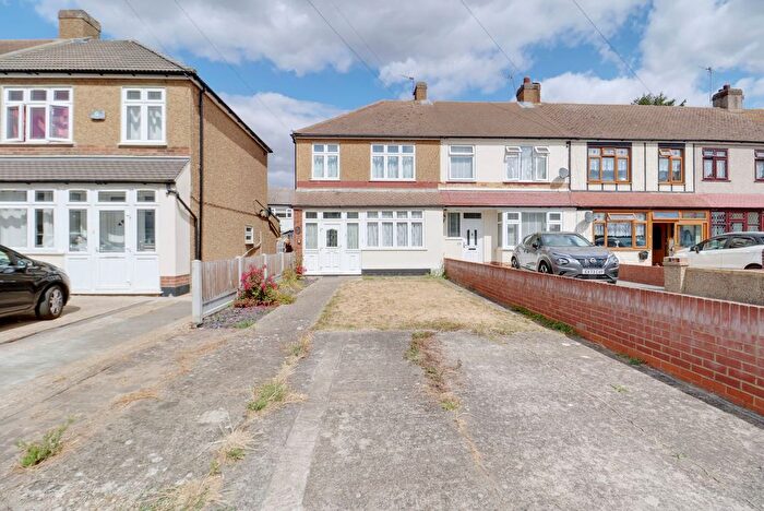 3 Bedroom Terraced House For Sale In Syracuse Avenue, Rainham, RM13