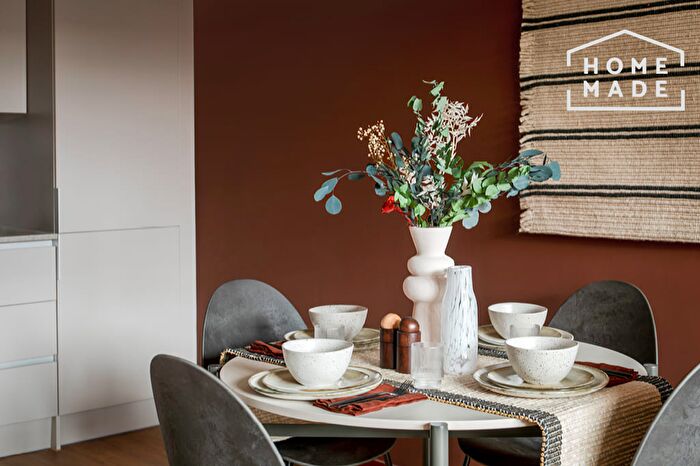 3 Bedroom Flat To Rent In The Goodsyard, B18