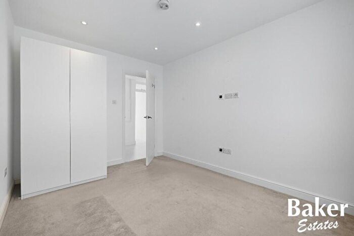 1 Bedroom Flat For Sale In Harbourer Road, Hainault, London, IG6