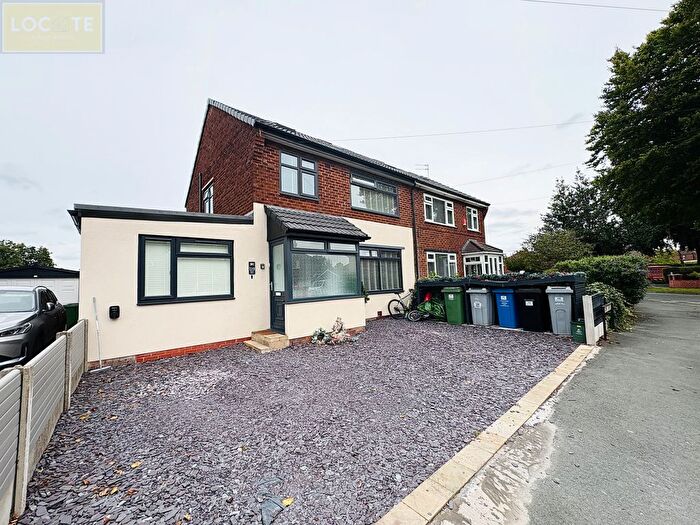 5 Bedroom Semi-Detached House To Rent In Mount Drive, Urmston, Manchester, M41