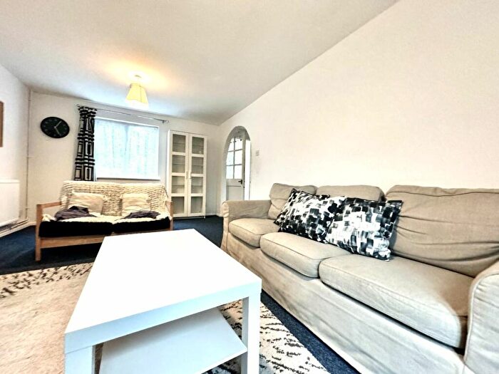 3 Bedroom Semi-Detached House To Rent In Craddock Road, CT1