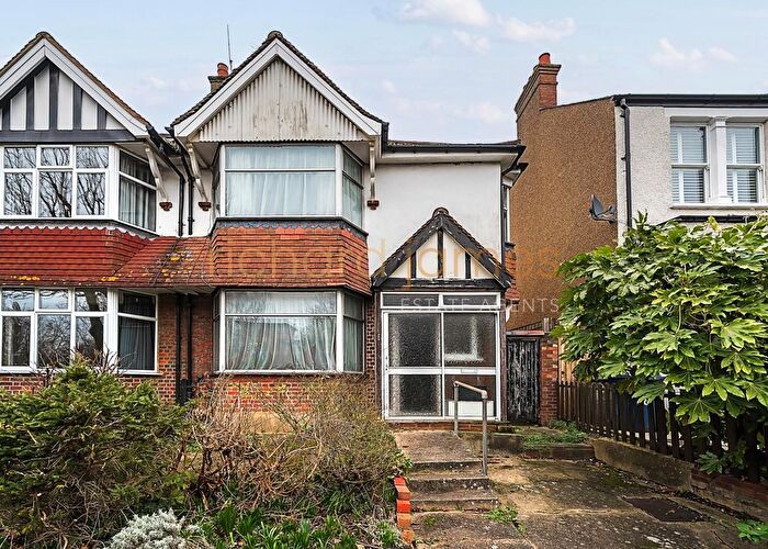 3 Bedroom Property For Sale In Daws Lane, Mill Hill, NW7