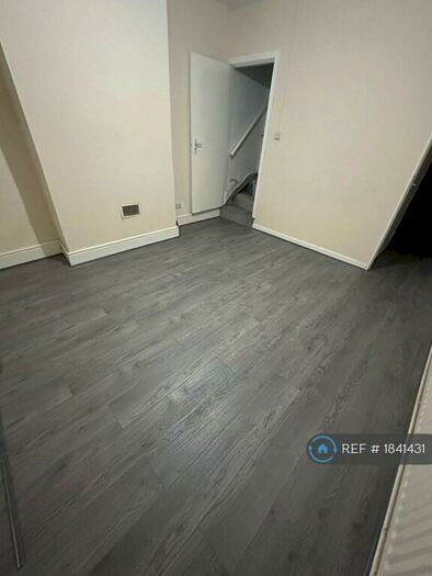 3 Bedroom Semi-Detached House To Rent In West Bromwich, West Bromwich, B70