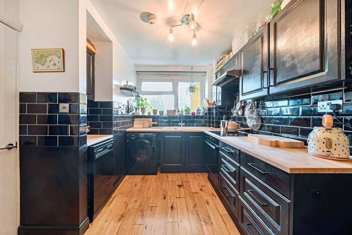 2 Bedroom Flat To Rent In Lime Grove, Shepherd's Bush, London, W12