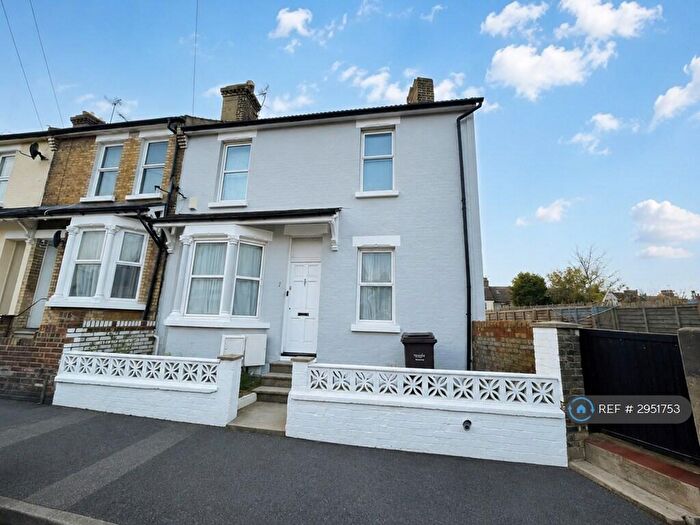 3 Bedroom End Of Terrace House To Rent In Louisville Avenue, Gillingham, ME7