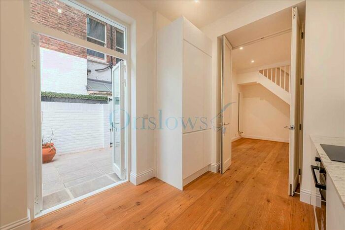 3 Bedroom Maisonette To Rent In Cadogan Court Gardens, D'oyley Street, London, SW1X