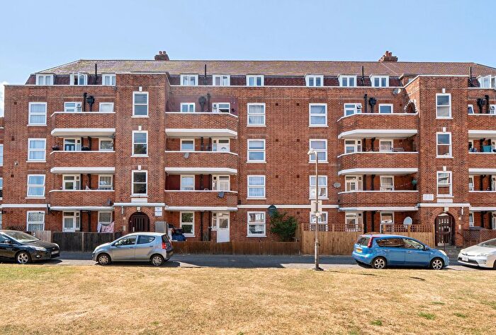 2 Bedroom Flat For Sale In Hatfeild Mead, Morden, SM4