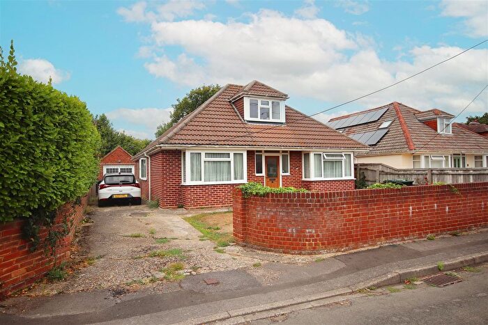3 Bedroom Bungalow To Rent In Forward Drive, Pennington, SO41