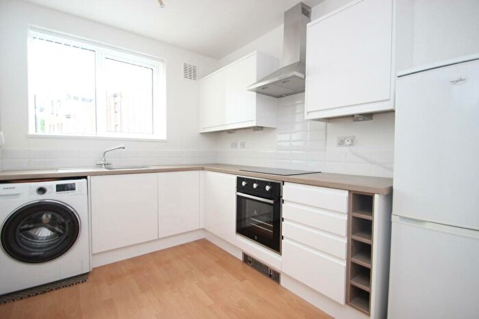 2 Bedroom Flat To Rent In Avondale Court, Leeds, West Yorkshire, Uk, LS17