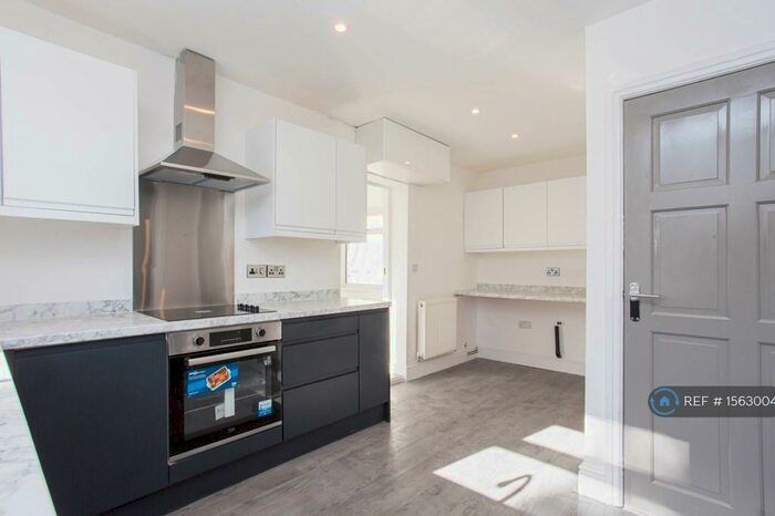 3 Bedroom Semi-Detached House To Rent In Pinewood Grove, Newcastle-Under-Lyme, ST5