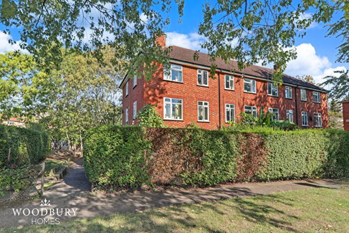 3 Bedroom Maisonette For Sale In Hillyfields, Loughton, IG10
