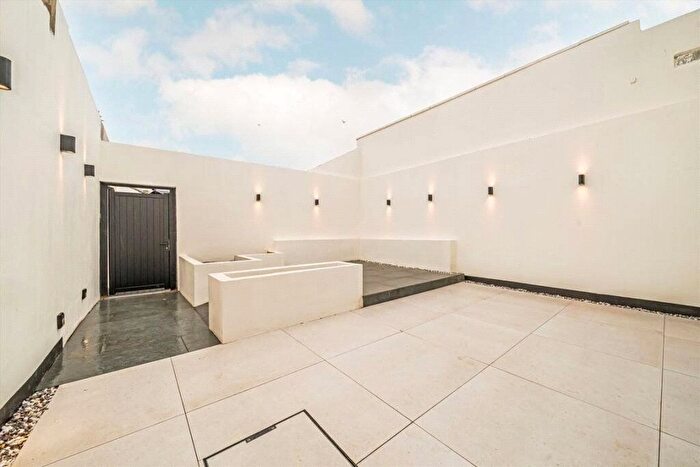 3 Bedroom Flat To Rent In Brighton Road, Surbiton, KT6