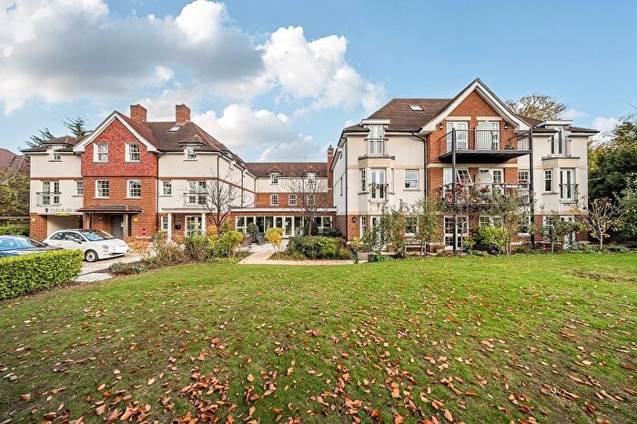 2 Bedroom Flat For Sale In Fleur De Lis, Wokingham, RG40