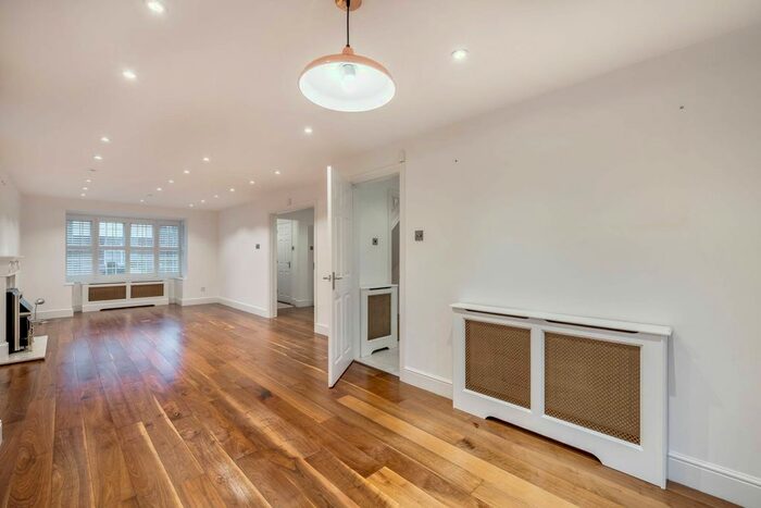 4 Bedroom Detached House To Rent In Chevalier Close, Stanmore, HA7