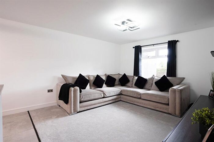 3 Bedroom End Of Terrace House For Sale In Hillcrest Drive, Queensbury, Bradford, BD13
