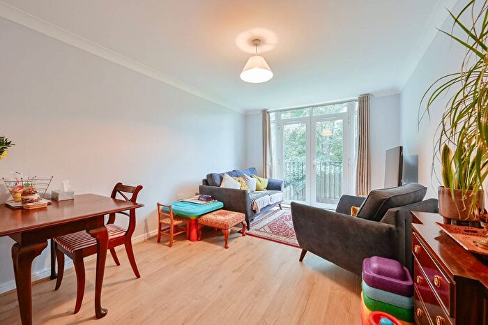 2 Bedroom Flat For Sale In Cairn Park, Watford, WD18