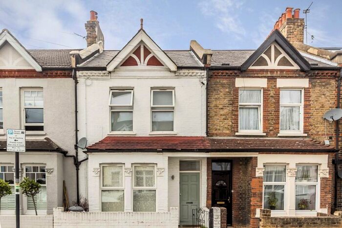 2 Bedroom Flat To Rent In Lydden Grove, London, SW18