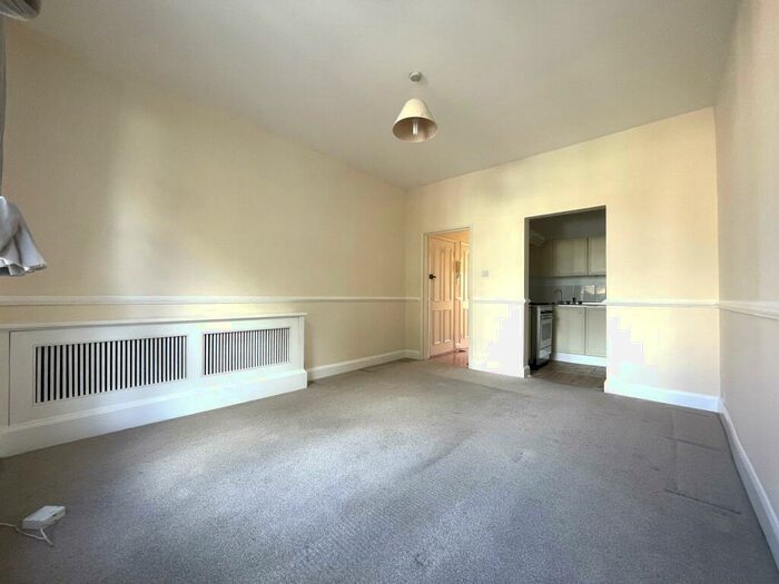 1 Bedroom Flat To Rent In St Leonard's Road, KT6
