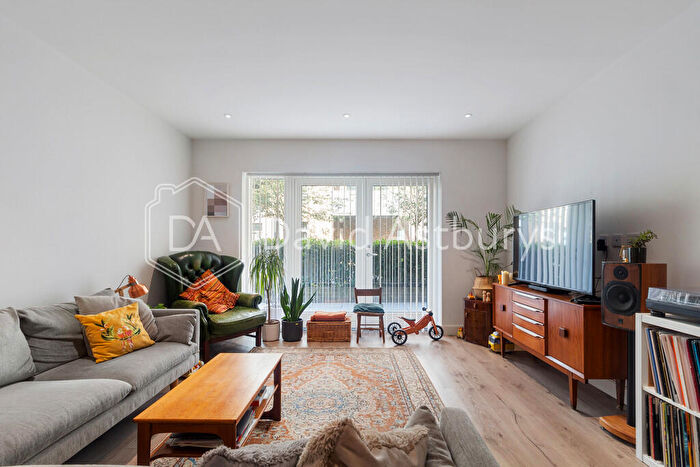 2 Bedroom Apartment To Rent In Smithfield Square, High Street, London, N8
