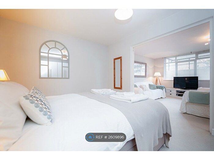 1 Bedroom Flat To Rent In Grosvenor Court, London, SW15