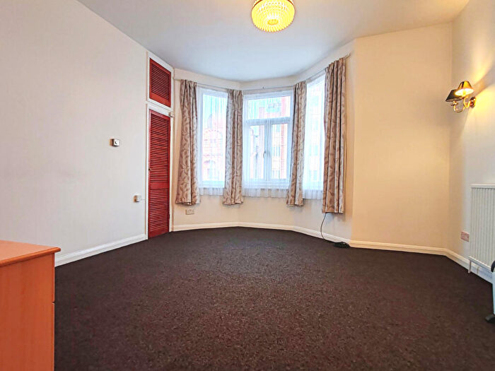 Flat To Rent In High Road, Ilford, IG1