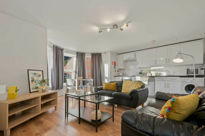 2 Bedroom Flat To Rent In Victoria Terrace, Leeds, LS3