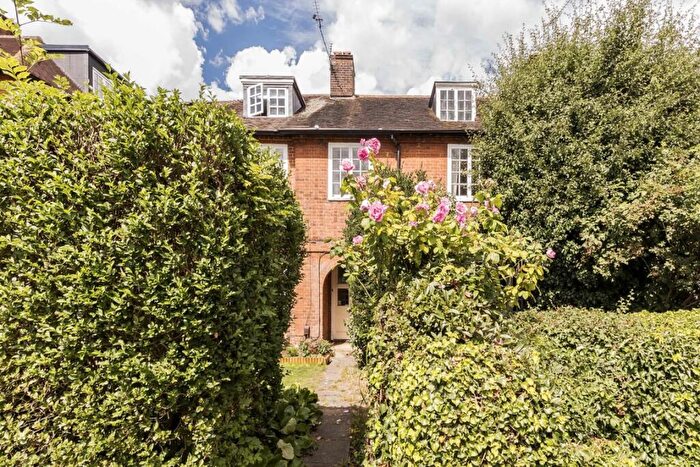 2 Bedroom Flat To Rent In The Chine, London, N10