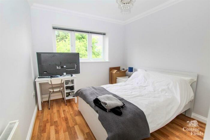 3 Bedroom House To Rent In Gordon Hill, Enfield, EN2