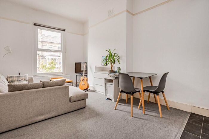 2 Bedroom Flat To Rent In Cologne Road, Clapham Junction, SW11