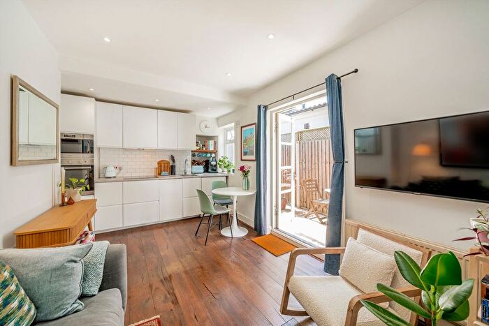 2 Bedroom Maisonette For Sale In Khartoum Road, Tooting, SW17