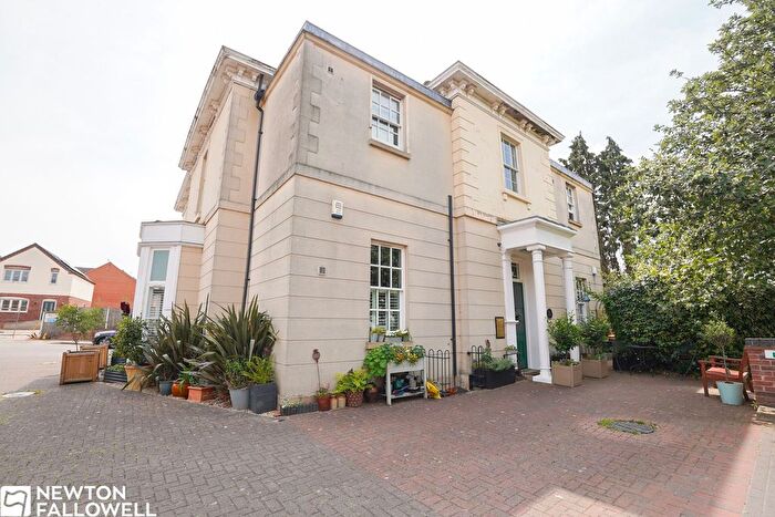 2 Bedroom Flat For Sale In Hollymount, Retford, DN22