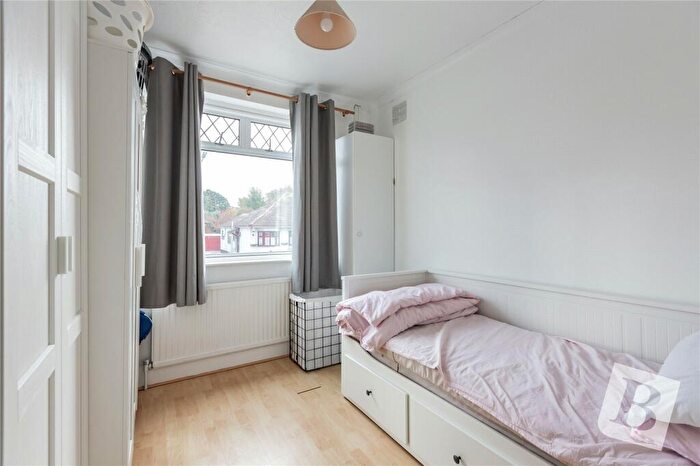 2 Bedroom Bungalow For Sale In Derby Avenue, Upminster, RM14